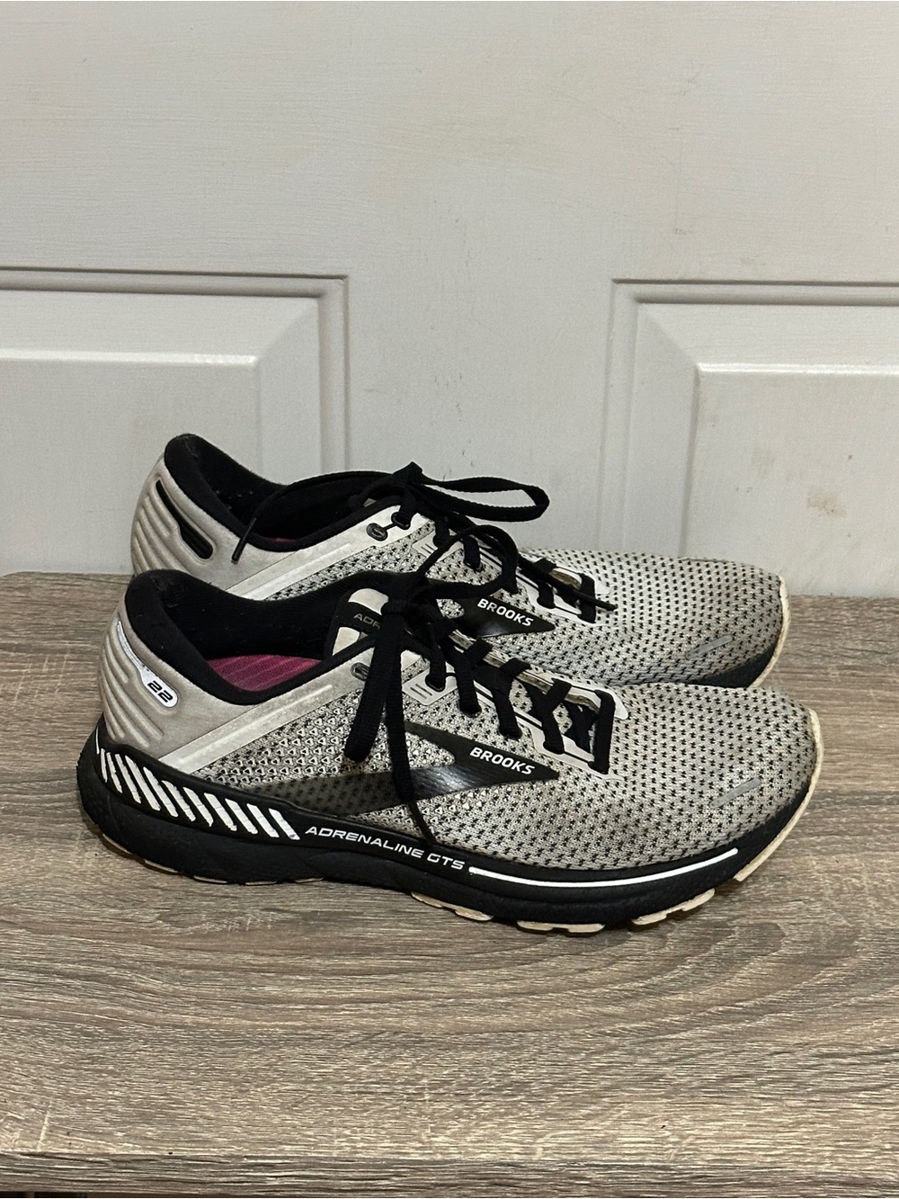 Brooks Adrenaline Womens GTS 22 Running Shoes Size 10 Gray Black
